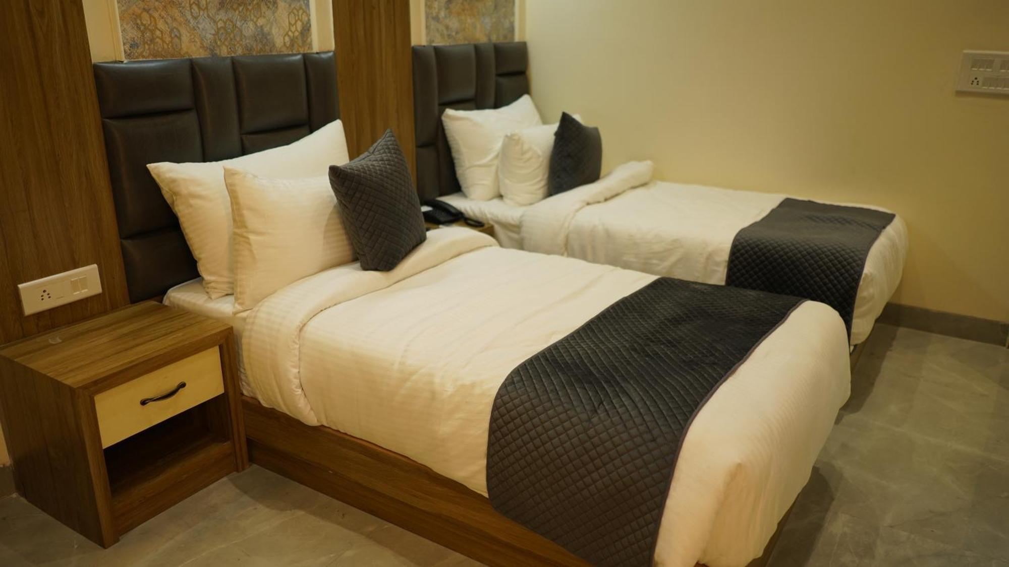 Hotel Silver Pearl Aligarh Exterior photo